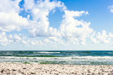 horizontal line of the sea by the beach