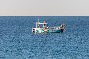 Obraz premium Pêcheur relevant ses filets