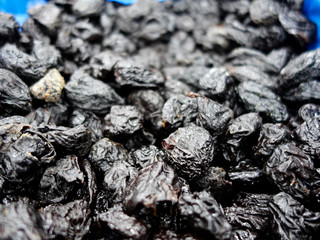 black raisins - dried fruit
