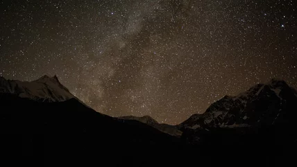 Photo sur Plexiglas Manaslu Sky full of stars and Milky Way. Nightime scene with himalayan mountains and starry sky at in Nepal, Manaslu, Himalayas. Night landscape with bright milky way. Snowy mountains at night.