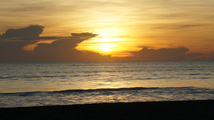 Fototapeta na wymiar Sun raise at a beach in eastern sri lanka
