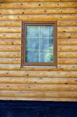 Окно на стене деревянного дома