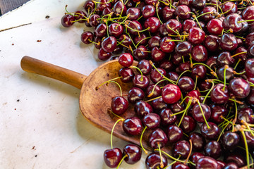 leckere Kirschen frisch gepflückt zum mitnehmen mit Holzlöffel