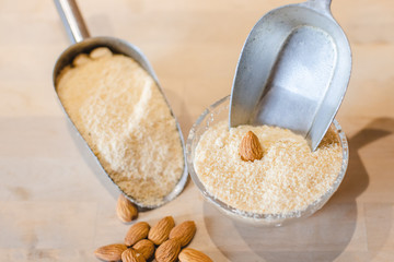 Amandes entières et amandes en poudre