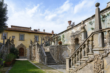 Secret garden with sculptures on the fille Gambéraia in Settignano. Upper garden in Villa Gamberaia.