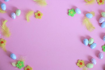 Kolorowe jajka, kwiatki i piórka na różowym tle, motyw wielkanocny - obrazy, fototapety, plakaty