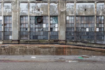 Fotobehang Veelkleurige ramen van een verlaten fabriek in een stedelijk industriegebied © Richard