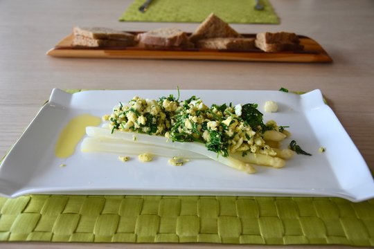  Asparagus in a Flemish way: Asperges &agrave; la Flamande.