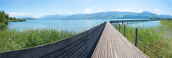 Fußgänger Holzbrücke von Rapperswil nach hurden über den Zürichsee, Sommerlandschaft