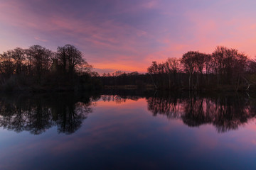 Abendröte über See im Winter