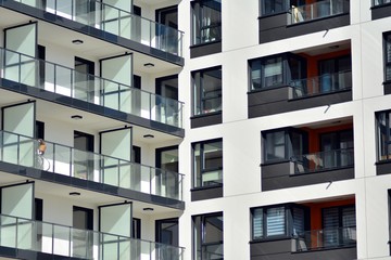 Obraz premium New-build residential building on a sunny summer day