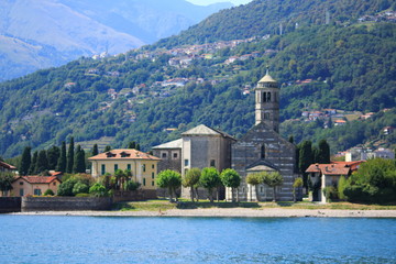 Fototapeta premium Kirche Santa Maria del Tiglio, in Gravedona, am Comer See, in Italien