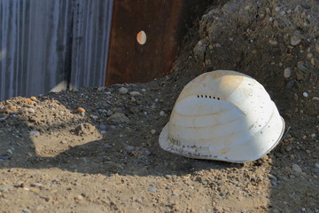 Bauarbeiterhelm im Dreck
