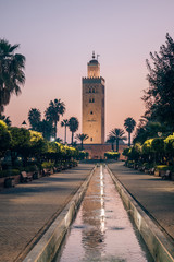 Obraz premium The beautiful minaret of the famous Koutoubia mosque in Marrakech at sunrise