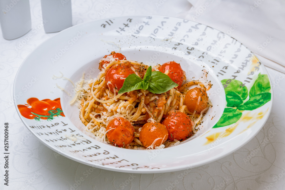 Wall mural Spaghetti with tomatoes in tomato sauce