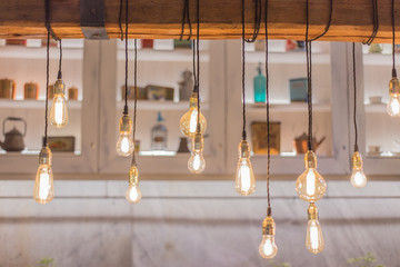 Hängende Kohlefadenlampen vom Balken