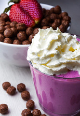 BATIDO DE FRESAS CON NATA MONTADA Y BOL CON CEREALES DE CHOCOLATES Y FRESA