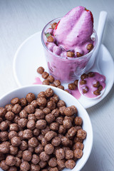 CEREALES DE BOLAS DE CHOCOLATE CON YOGUR CON FRESAS