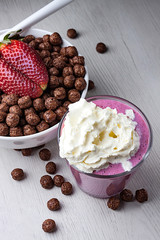 DESAYUNO CON BATIDO DE FRESAS CON NATA MONTADA Y CEREALES DE CHOCOLATE CON FRESA