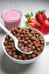 DESAYUNO CON CEREALES DE BOLAS DE CHOCOLATE, FRESAS Y BATIDO