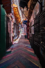 Eine bunte Gasse der gewundenen Medina in Fes. © SmallWorldProduction