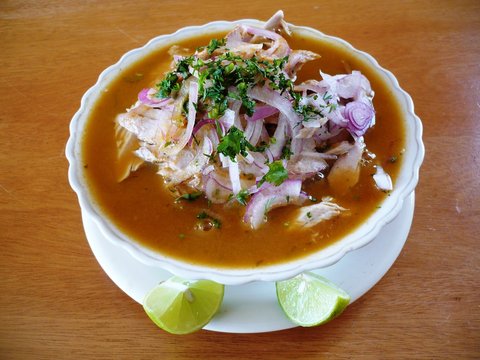 Rico encebollado con albacora y yuca, plato tipico de Ecuador