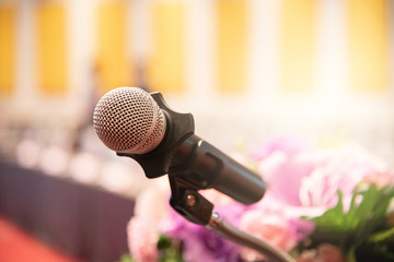 Obraz premium Mikrofon nad niewyraźne forum biznesowe Spotkanie lub szkolenie Konferencja Nauka koncepcja pokoju coachingu, niewyraźne tło.