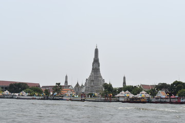 Fototapeta na wymiar Wat Arun is among the best known of Thailand's landmark