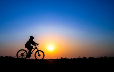 Fototapeta na wymiar cyclist on sunset background