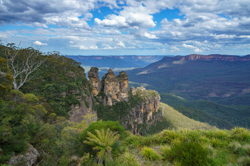Fototapeta na wymiar three sisters in katoomba, blue mountains, australia 9