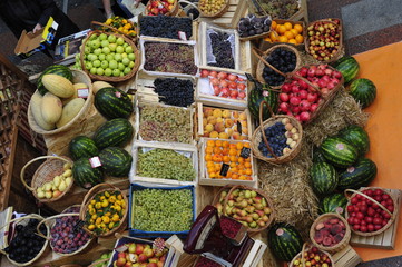 Marché avec fruits et légumes