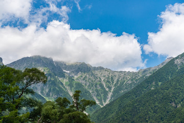Naklejka premium Krajobraz rzeki i lasu latem, Ścieżka w Kamikochi w Japonii
