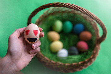 Kolorowe jajka leżące w koszyczku.