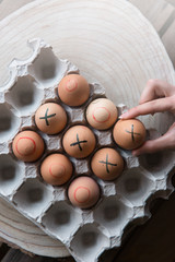 Jajka pomalowane na Wielkanoc -kółko, krzyżyk.