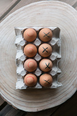 Jajka pomalowane na Wielkanoc -kółko, krzyżyk. 