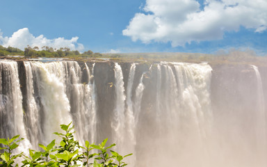 Victoriafälle sind ein Wasserfall nahe der Städte Victoria Falls in Simbabwe und Livingstone in...