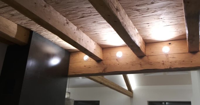 Lichtspots in Holztram 4k DCI