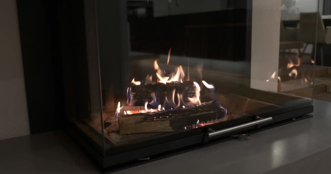 Moderner Glaskamin 4k DCI 50p