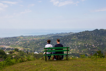 Obraz premium young people view the landscape