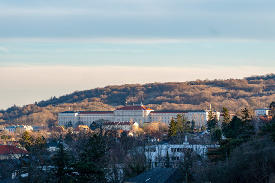 HTL in M&ouml;dling mit Anniger im Hintergrund