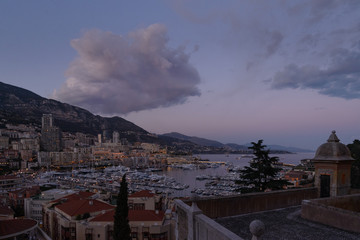 Vista panorámica de la ciudad de Montecarlo, Monaco al atardecer con caprichosas nubes color rosado