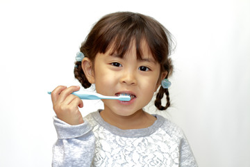 歯磨きをする幼児(4歳児)