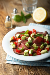 Roast beef salad with avocado