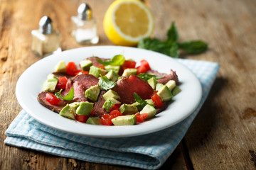 Roast beef salad with avocado