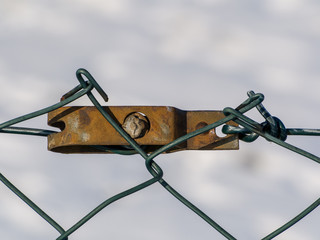 rostiger Drahtspanner