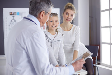 Obraz premium Little girl with her mother at a doctor on consultation
