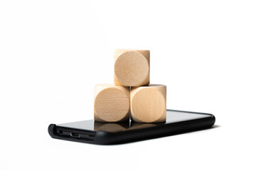 Smartphone mit 3 leeren Würfeln für einen Text oder Symbole