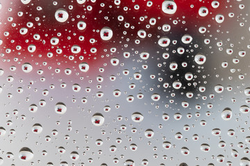 ガラスに付いた水滴 機関車のおもちゃ