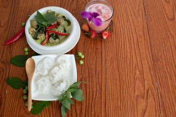 Green carry  with chinken and rice noodle on wood background