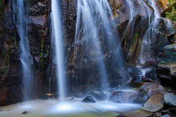 多様な滝の国 日本　狭い島国の日本は山が多く、また雨が多いため多様な滝を見れます